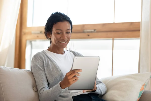 Щаслива молода афроамериканська жінка, що використовує цифровий комп'ютерний планшет . — стокове фото