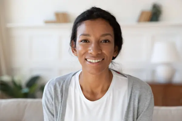 Retrato de sorrir atraente jovem afro-americana multicultural. — Fotografia de Stock