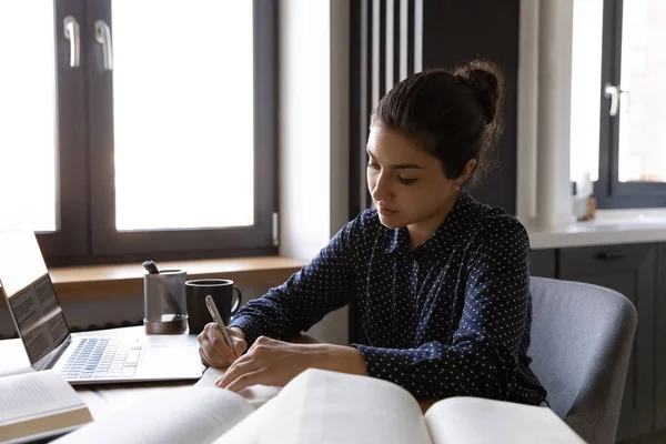 Millennial mulher indiana estudo on-line fazendo notas — Fotografia de Stock