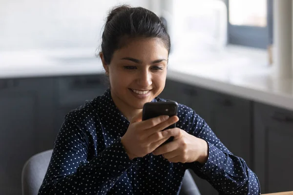 Усмішка індіанська жінка використовує смс для мобільного зв "язку — стокове фото