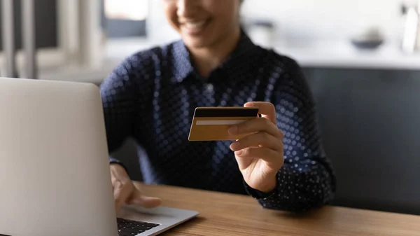 Nahaufnahme einer Frau, die mit Kreditkarte online einkauft — Stockfoto