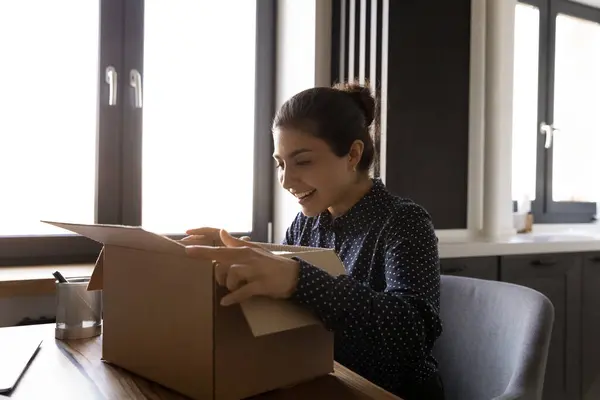 Eccitato donna indiana disfare pacchi shopping online — Foto Stock