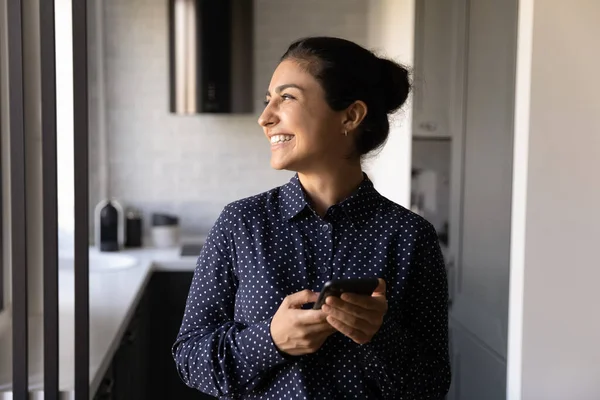 Усмішка індіанська жінка клієнт використовує смартфон мислення — стокове фото