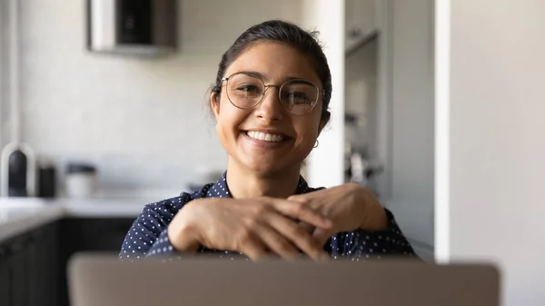 Close up of smiling woman in glasses work on computer — Stock Photo, Image