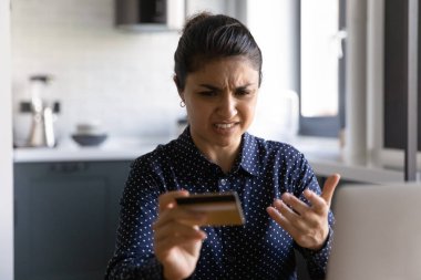 Mutsuz Hintli kadının kredi kartı sorunu var.