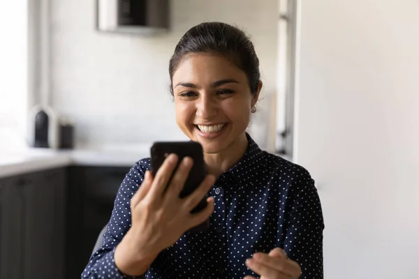Щаслива індійка розмовляє по мобільному. — стокове фото