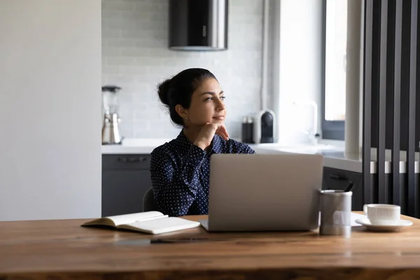 Dromerige Indiase vrouw werken aan computer denken of verbeelden — Stockfoto