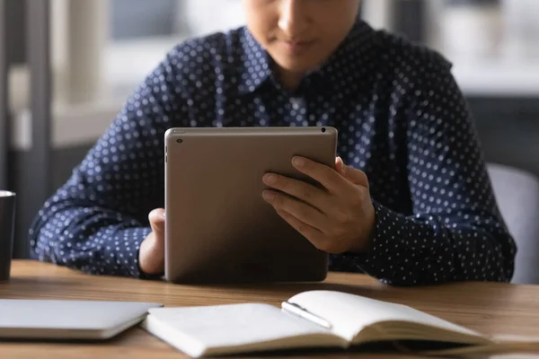 Primer plano de la mujer utilizando la tableta de navegación por Internet —  Fotos de Stock