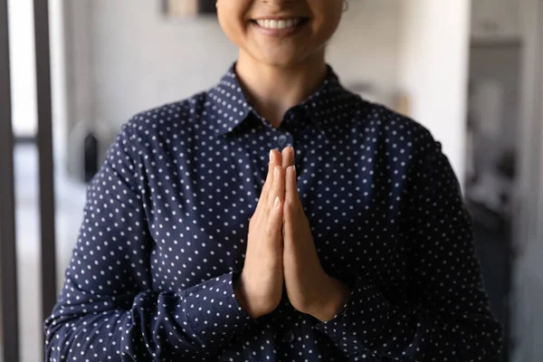 Großaufnahme einer lächelnden Frau, die mit betenden Händen betet — Stockfoto