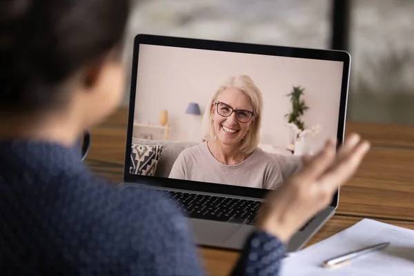 Visão traseira da mulher falar na webcam com o professor — Fotografia de Stock