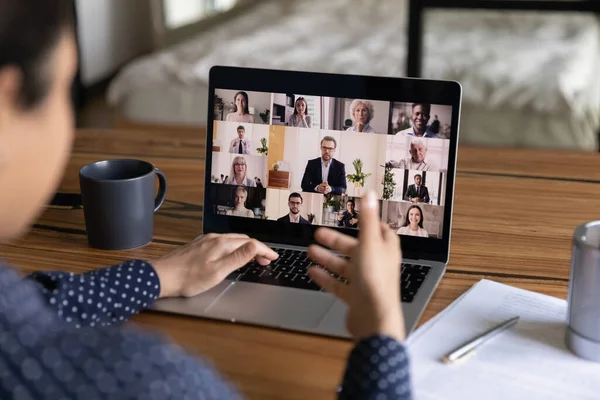 Mulher conversa em vídeo chamada com diversos colegas — Fotografia de Stock