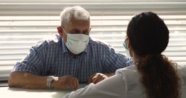 Paciente mais velho usa máscara facial visitou médico generalista no hospital — Vídeo de Stock