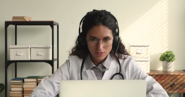 Datorită virusului corona terapeutul oferă ajutor pacientului prin videocall — Videoclip de stoc