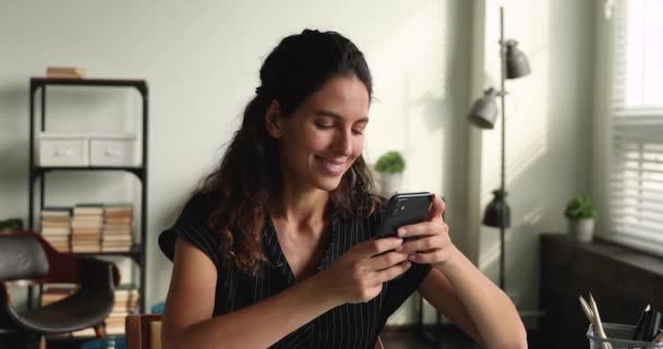 Vrouw met smartphone besteden vrije tijd in sociale media netwerken — Stockvideo