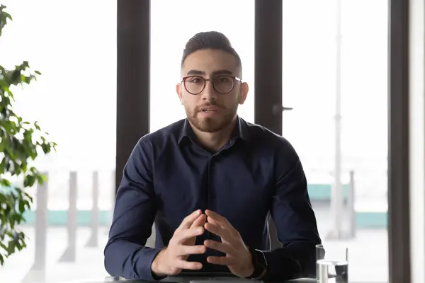 Арабский бизнесмен разговаривает по видеосвязи в офисе — стоковое фото