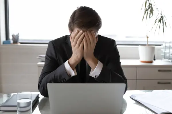 Chateado chefe masculino deprimido de falha de projeto de negócios — Fotografia de Stock