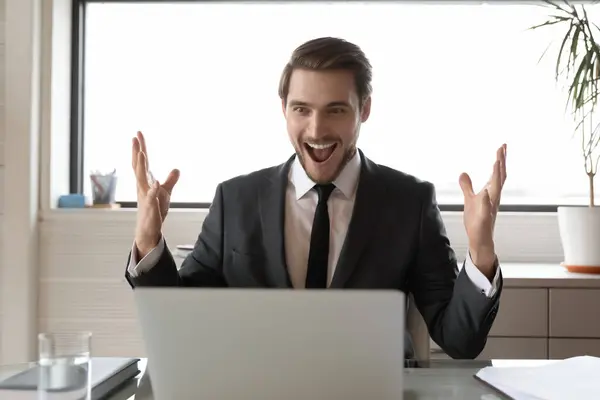 Empresário feliz triunfo ler notícias no laptop — Fotografia de Stock