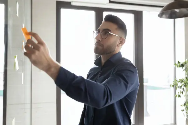Umfangreiche arabische männliche Mitarbeiter machen kreatives Denken im Büro — Stockfoto