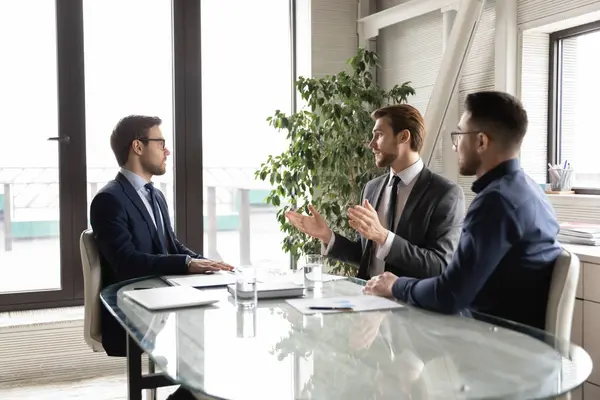 Réussite du remue-méninges des hommes d'affaires multiraciaux à la réunion du bureau — Photo