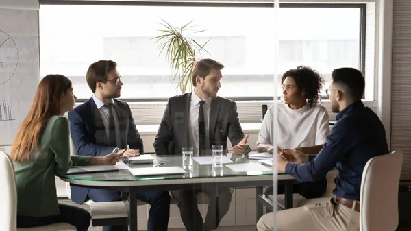 Multiraciale werknemers praten over zakelijke ideeën tijdens briefing — Stockfoto