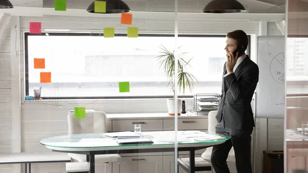 Banner view of businessman talk on cell in office — Stock Photo, Image