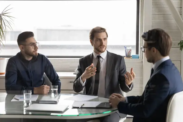 Мотивированные мультиэтнические бизнесмены ведут мозговой штурм на командном совещании в офисе — стоковое фото