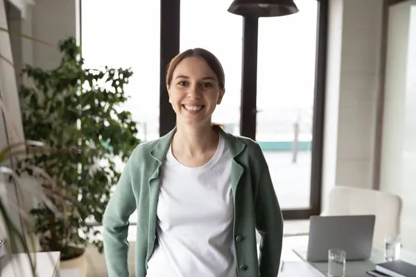 Porträtt av leende vit kvinna anställd på arbetsplatsen — Stockfoto
