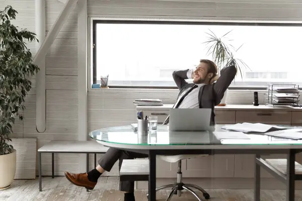 Sonriente hombre de negocios sentarse en silla mirar en la distancia — Foto de Stock