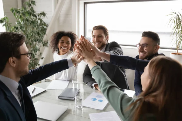 Diversos colegas emocionados dan cinco altos en la reunión — Foto de Stock