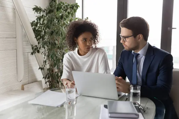 Bei Treffen arbeiten multiethnische Kollegen am Laptop — Stockfoto