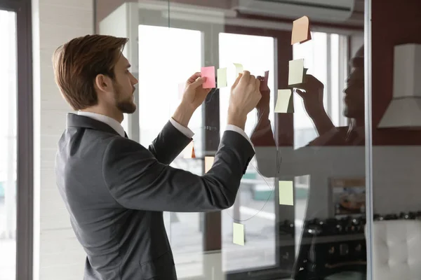 Joven caucásico empleado masculino comprometido en el pensamiento creativo — Foto de Stock