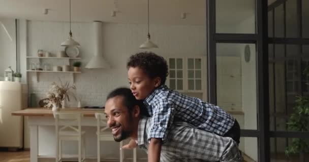 Enfant africain garçon piggyback équitation sur amour papa retour — Video