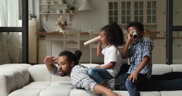 Père africain jouer explorateurs avec les petits enfants à la maison — Video