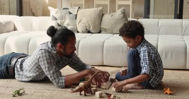 Africano papá jugar cubos de madera con poco hijo — Vídeo de stock