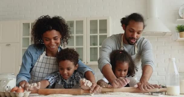 Famiglia africana con bambini in età prescolare preparare la pasta per i biscotti insieme — Video Stock