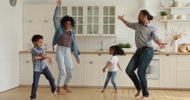 Animada familia africana feliz bailando en la cocina — Vídeos de Stock