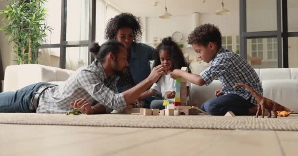 Coppia africana trascorrere del tempo con i bambini piccoli giocare cubi di legno — Video Stock