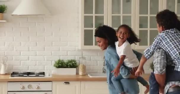 Allegro genitori africani giocare con i bambini in cucina accogliente — Video Stock