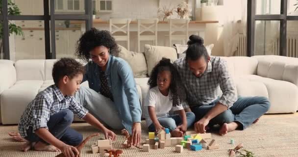 Casal africano jogar brinquedos com crianças na acolhedora sala de estar — Vídeo de Stock