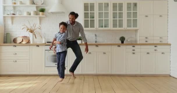 Largura completa ver divertido bailando padre con hijo en cocina — Vídeo de stock