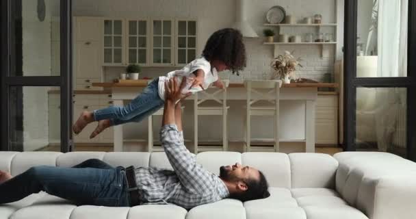 Ayah Afrika bermain dengan anak angkat dia menikmati akhir pekan bersama — Stok Video