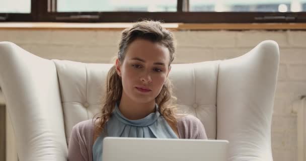 Femme vérifier email sur ordinateur portable lire de bonnes nouvelles se sent heureux — Video