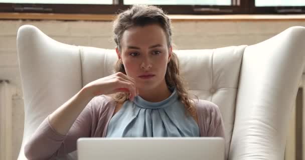Γυναίκα που εργάζεται σε φορητό υπολογιστή ψάχνει ανησυχούν λόγω σκληρή τηλεπικοινωνιακή εργασία — Αρχείο Βίντεο