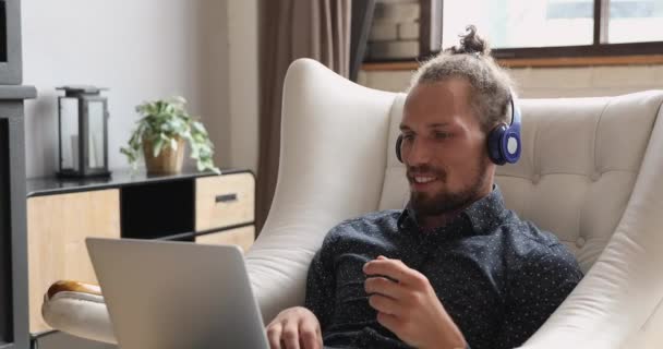 Homem sentar-se em poltrona usar aplicativo laptop videoconferência comunicando remotamente — Vídeo de Stock