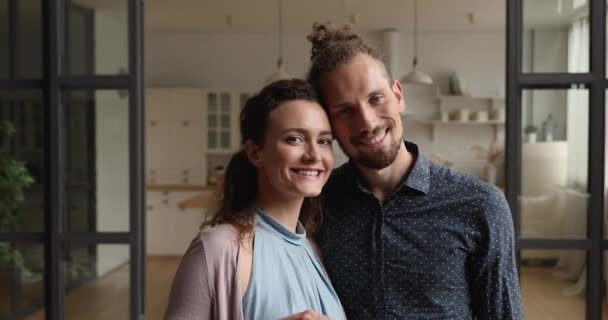 Casal jovem mostrando chaves do novo apartamento se sente feliz — Vídeo de Stock