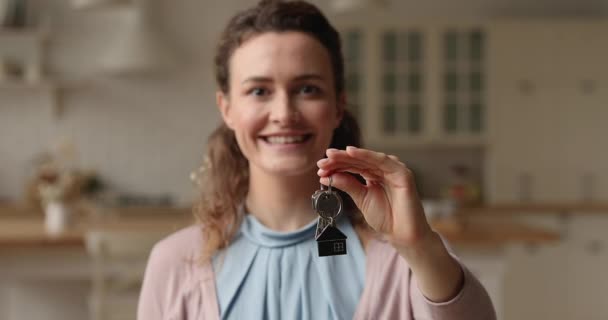 Женщина, показывающая на камеру связку ключей — стоковое видео