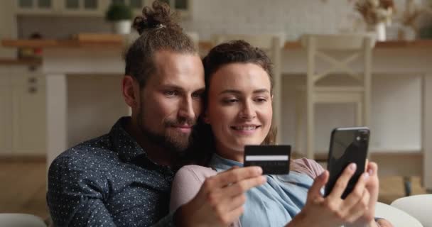 Koppel met smartphone en creditcard kopen op internet — Stockvideo