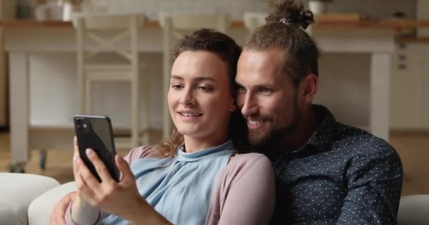 Ζευγάρι διαβάσει sms στο smartphone με μεγάλη είδηση αισθάνεται περιχαρής — Αρχείο Βίντεο