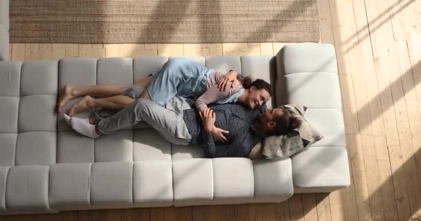 Над видом на удобный диван расслабляющий супругов — стоковое видео
