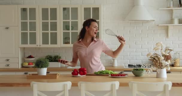 Feliz ama de casa bailando escuchar música cantando sola en la cocina — Vídeos de Stock